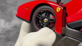 Cổ điển Tam thần (giữa) Ferrari Enzo