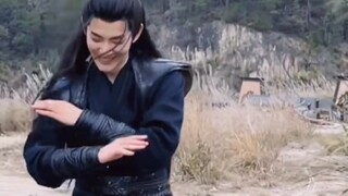 Damn! Here comes the frontal version of Xiao Lin's dance! Smooth little combos!