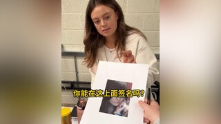 让老师在自己的“黑历史”自拍照上签名，看似笑了，实则尴尬得没招了