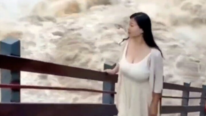 Ai cũng biết, “sóng gió cuồn cuộn” là từ dùng để miêu tả dòng sông