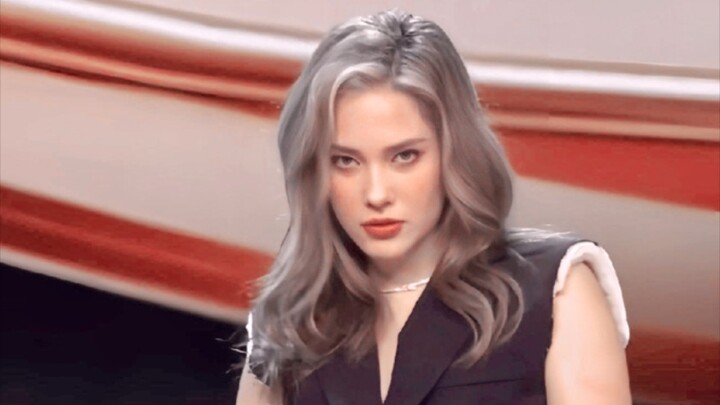 “Only she’d dare laugh like that at the Weibo Night”