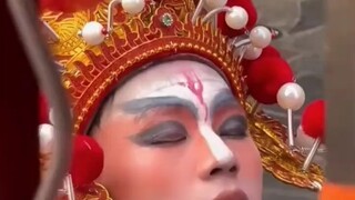 ممثلو رقصة الغونغ الفيتنامية يغلبهم النعاس، "أخيراً فهمتُ شعور الشخص الذي تغطي مكياجه الزيتية بالكام