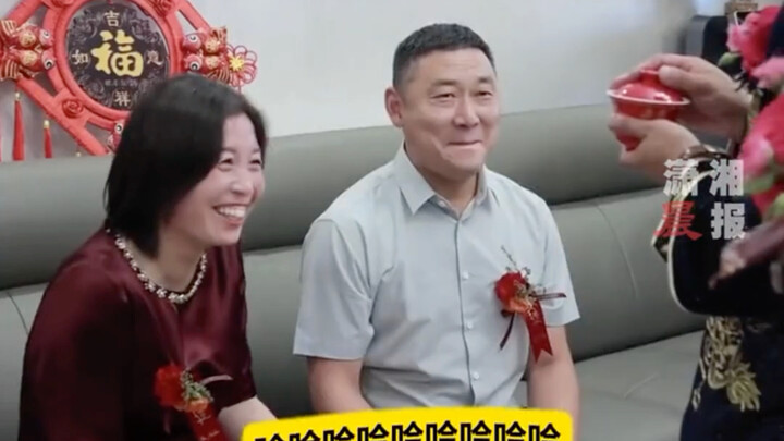 Pengantin pria dengan manis memanggil “Mama” sambil menyajikan teh, membuat semua orang di acara itu