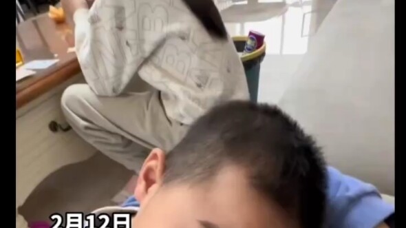 بأرق الكلمات، حلّت الأمُّ خلافات الأشقاء الثلاثة، وبعد جلسة نصح ومواساة، احتضن الأطفال بعضهم بعضاً و