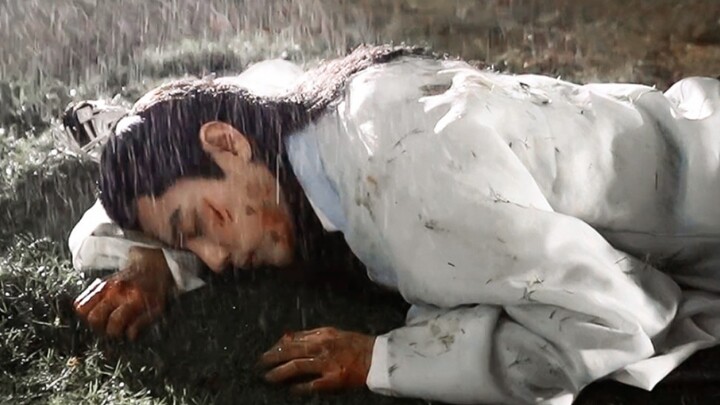 The beauty was injured in the battle, her white clothes were stained with blood, and the cold and el
