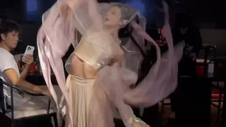 The dance of the proprietress of Wuhan Zhewu Pub is so popular that it is packed every day.