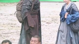 في موقع تصوير مسلسل "رحلة الرياح الطويلة"، استخدمت سونغ يي قدمها لترسم خطًا فاصلًا بينها وبين باي جي