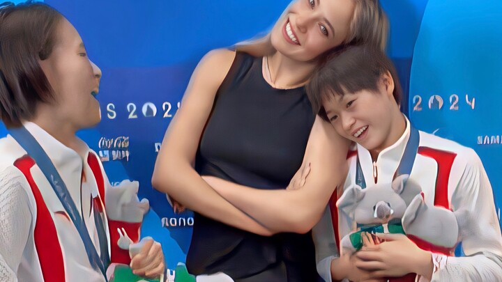 Ngakak banget! Quan Hongchan ketemu idola sendiri dan langsung nempel terus, imut banget!