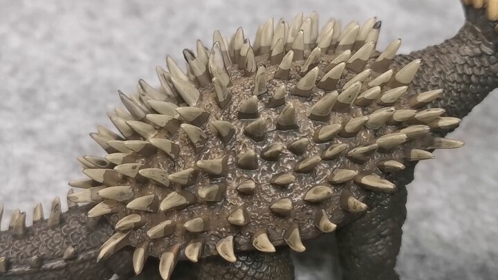[First Share 305] Playability and good value for money! MEZCO's first five-point movable Godzilla