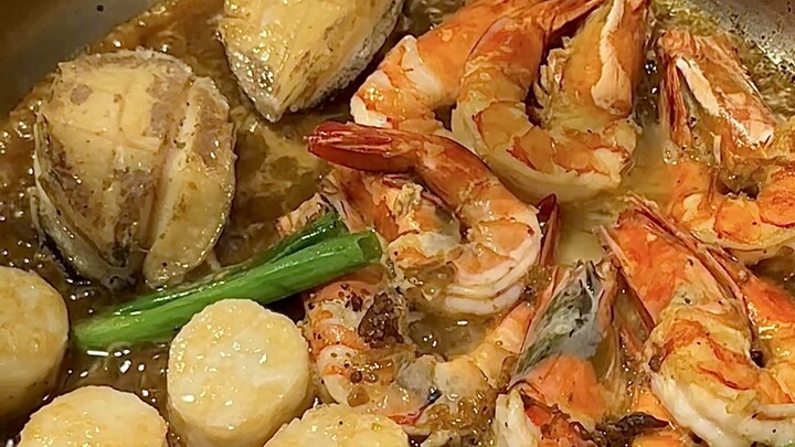 Saat ini, seorang gadis berambut pendek sedang menyajikan teh sore hari miliknya.