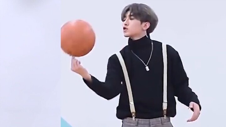 [Momo] The cute girl who dances at home imitates Cai Xukun playing basketball. Basketball is really 