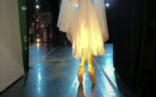 [Ballet] A ghost queen walks pointe across your screen. Lisset Enriquez - bourrée en couru Myrtha fr