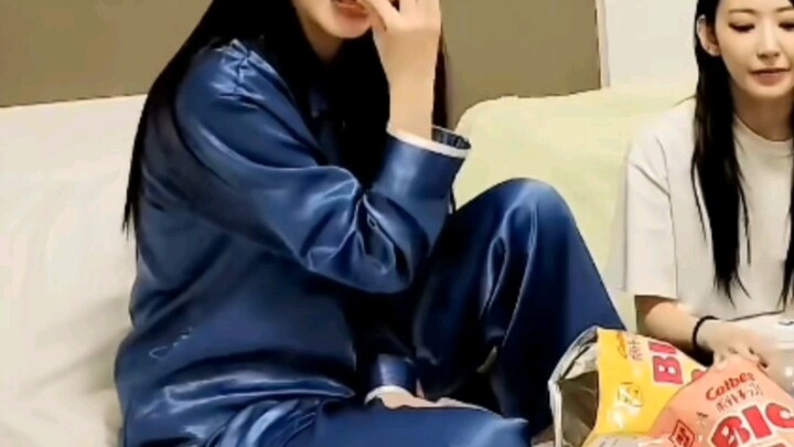 She casually wiped her pants after finishing the chips, hahaha!!! She’s so cute! [Hong Eun Chae]