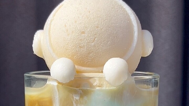 Blue Coconut Latte | The astronaut ice is so cute!