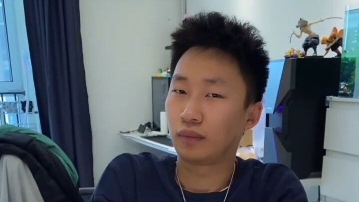 เกมโป๊กเกอร์ในห้องนอน เพื่อนร่วมห้องกลับเปิดมาได้ไพ่คิงคู่ แบบนี้จะเล่นยังไงล่ะ?