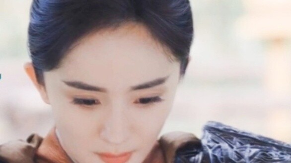 She was punished by the emperor to kneel down because she peeped at the concubine bathing, and in a 