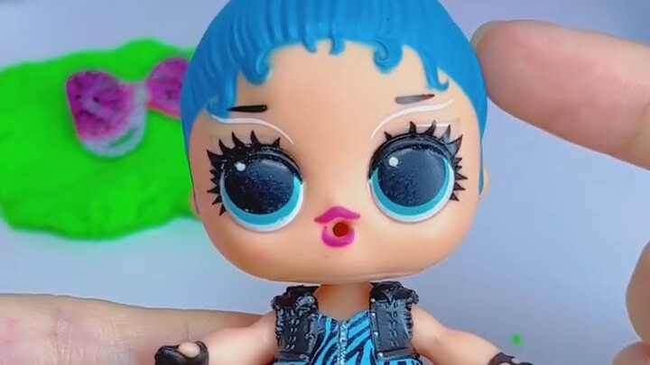 It's lol doll time again. Today I'm going to the sand hair doll, also known as the sofa doll.
