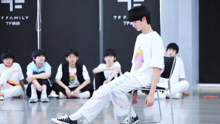【จูจื้อซิน】ท่าเต้นที่แต่งเองล่าสุด | ช่วยด้วย จือซินเต้นเก่งเกินไปแล้ว! เสน่ห์มรณะ คลื่นสังหาร!