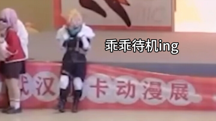 انقر عليّ لمشاهدة لقطات نادرة لجنود شينرا في وقت مبكر يختلطون بمعرض هواة الرسوم المتحركة x