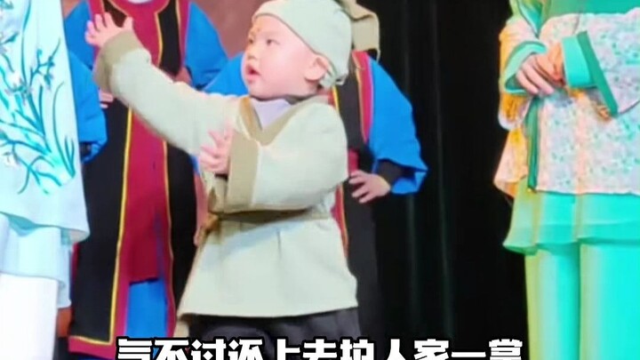 لا تظهر في عينيه أيّة علامةٍ على التعب، بل كلّه رضا عن هذا العمل.