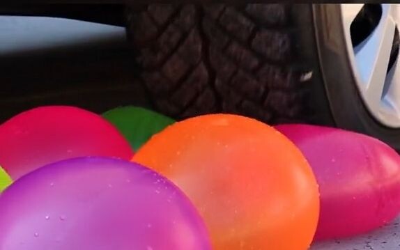 【Ô tô cán nát mọi thứ】Bọt hoa, bóng nước và kẹo M&M’s