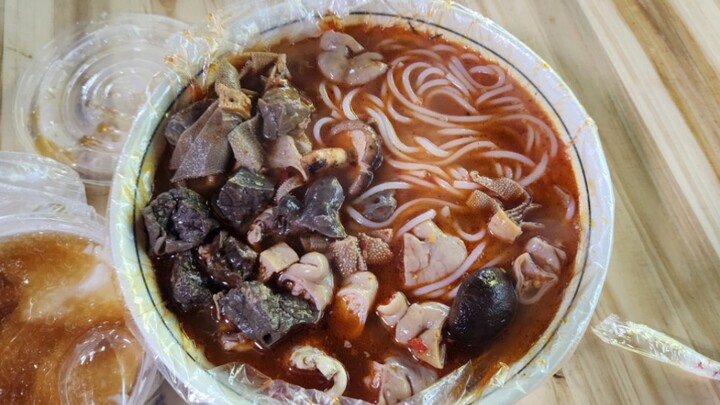 Hàng bò thập cẩm chợ đêm giá 42 tệ, chỉ cần cầm đại là đã vài chục tệ rồi.