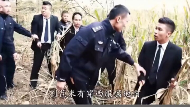 Pakai jas sambil makan jagung, di rumah memang punya fasilitas begini!