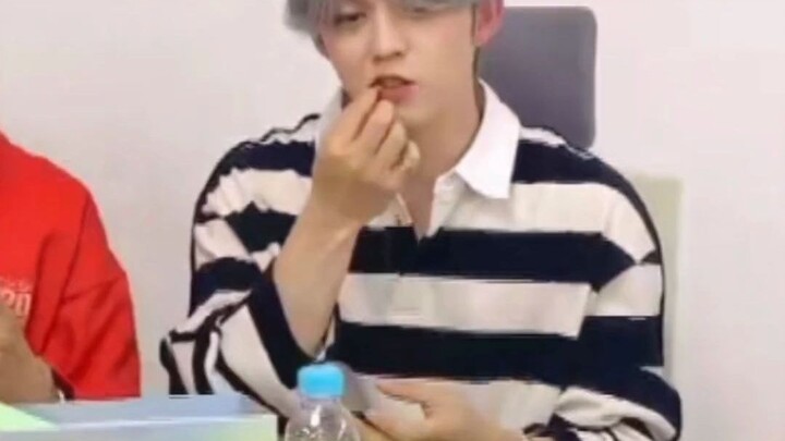 ครั้งแรกที่ได้ลองกินลั่วเถ้า! ตอนแรกว่าจะให้หัวหน้าทีมชิมคราวหน้า แต่พนักงานกลับหยิบเว่ยหลงออกมาทันท