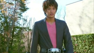 Kamen Rider Decade Passionate Form has yellow lights flashing, so it's ok to fight, but it's hard to