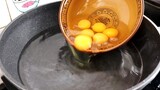Món trứng hấp đơn giản, lòng đỏ tròn và mềm, bạn sẽ được học được ngay