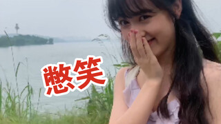 Bạn gái: Anh có hai cánh tay.