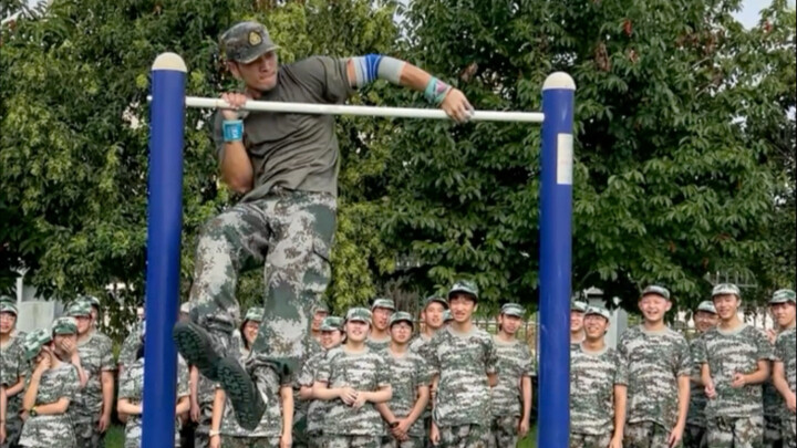 Ketika instruktur latihan militerku keluarkan jurus pamungkas, seluruh arena berteriak histeris…