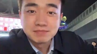 “这是爸爸30岁的样子，我们只差12岁，你可以把我当成哥哥”网友：谁懂，18岁的我听哭了。
