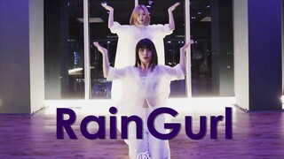 ท่าเต้นสุดเร้าใจของ Spella และ Hwaga RainGurl: เสน่ห์ของเสื้อกันฝนสีขาว!