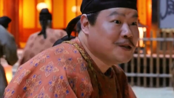 Dia mampu berkembang dalam sistem itu berkat kemampuannya bergaul dengan semua orang.