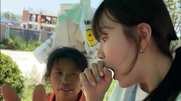 My Korean girlfriend bought 50 kg of watermelons in China for the first time—and it only cost her 54