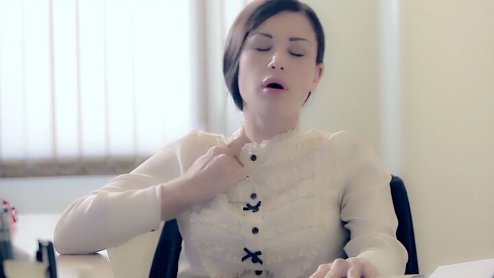 Pemuda Temukan Trik Ajaib dengan Mouse, Cuma Klik Sekali Diam-Diam, Bos Wanita Langsung Memerah Malu