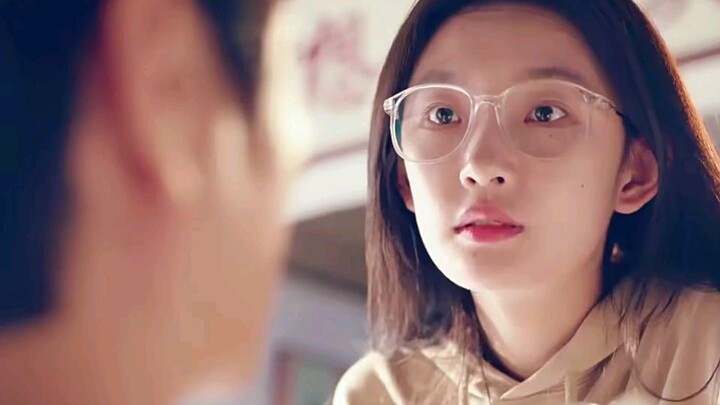 عندنا عمّة كبيرة تجي باستمرار لتأخذ الأغراض، كادت الدكان الصغير أن يُفرَّغ تمامًا!