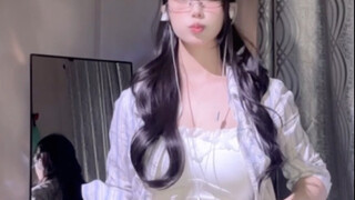 يا أحبائي، طلبتم مني أن أستيقظ وأرقص، حسنًا سأحقق رغبتكم! أنا أدلل معجبيّ بنفسي ^_^ (الرقص يبدأ عند 