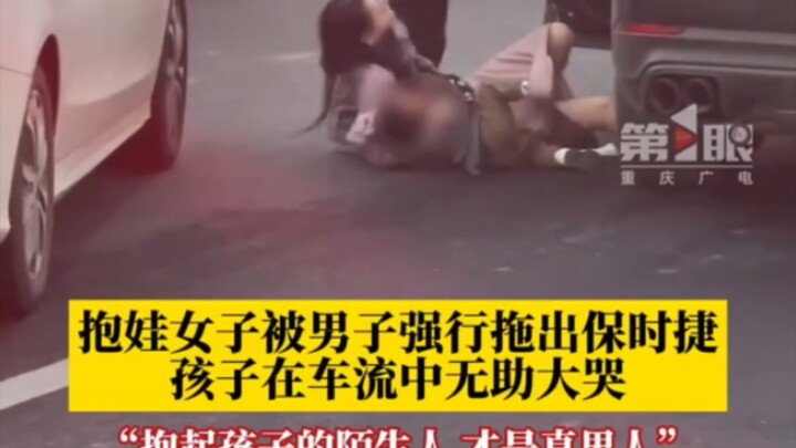 Người phụ nữ bế con bị người đàn ông cưỡng ép kéo ra khỏi chiếc Porsche, đứa trẻ khóc nức nở trong d