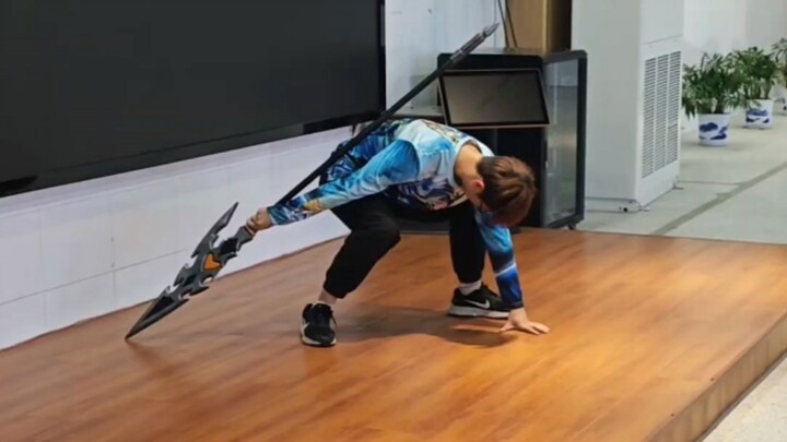 وصل إلى الكافيتيريا الزميل هان شين ليخفف عن الطلاب ضغط امتحانات نهاية الفصل، فأدى لهم عرضًا مذهلًا ب