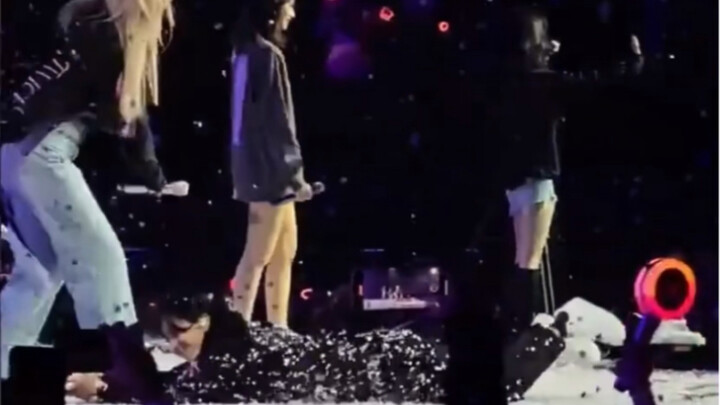 พัคจีฮเยกลิ้งไปมาบนพื้นในคอนเสิร์ต