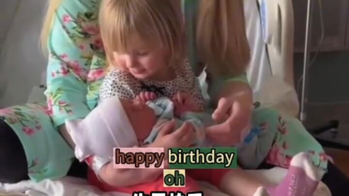 عندما يلتقي الأطفال اللطيفون بالمواليد الجدد، المشهد دافئ جدًا ومحبوب جدًا...