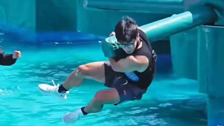 Man takes on an aquatic obstacle course, gets everything wrong along the way yet still nails the out
