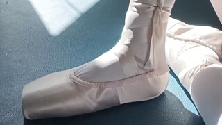 迎着阳光穿足尖鞋会有不一样的感觉~