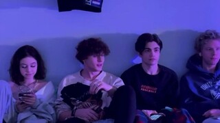 Teman baik sedang menonton acara bersama, tapi salah satu dari mereka tidak memperhatikan? Langkah s