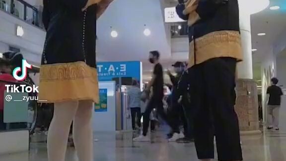 Anya and Damian dance together 🥰🥰