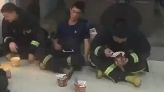 Tearful! A firefighter's hands were shaking so much that he couldn't even lift a bowl of instant noo
