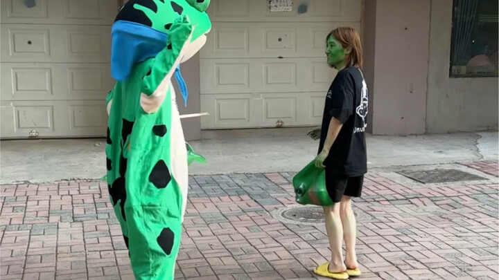 What bad intentions could the green frog have? She just wants to cherish her children.
