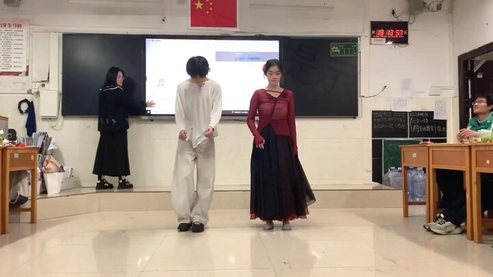 خلال حفل رأس السنة في المدرسة: المتابعون: كل انتباهي كان منصباً على الفتى طوال العرض!